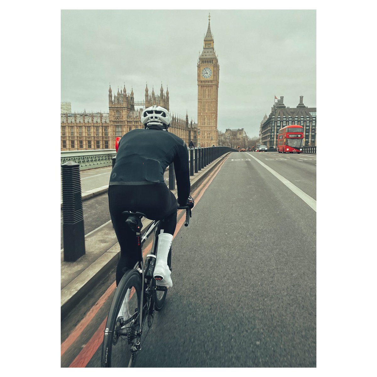 jferg_76's tweet photo. Sunday is for Coffee & Cinnamon Buns @DrCraigChiro #sundaze #londontown #cycling #bikelife #boxcar #breadahead #21grams @BoxcarLondon @BreadAhead https://t.co/VLoAccGATQ