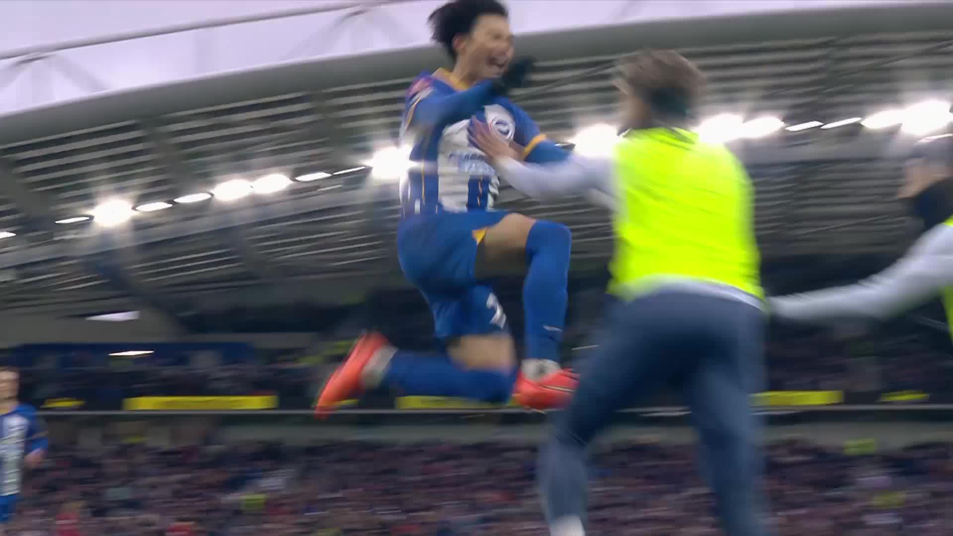 OH. MY. WORD.

@kaoru_mitoma with a late stunner for @OfficialBHAFC 🤯

#EmiratesFACup”