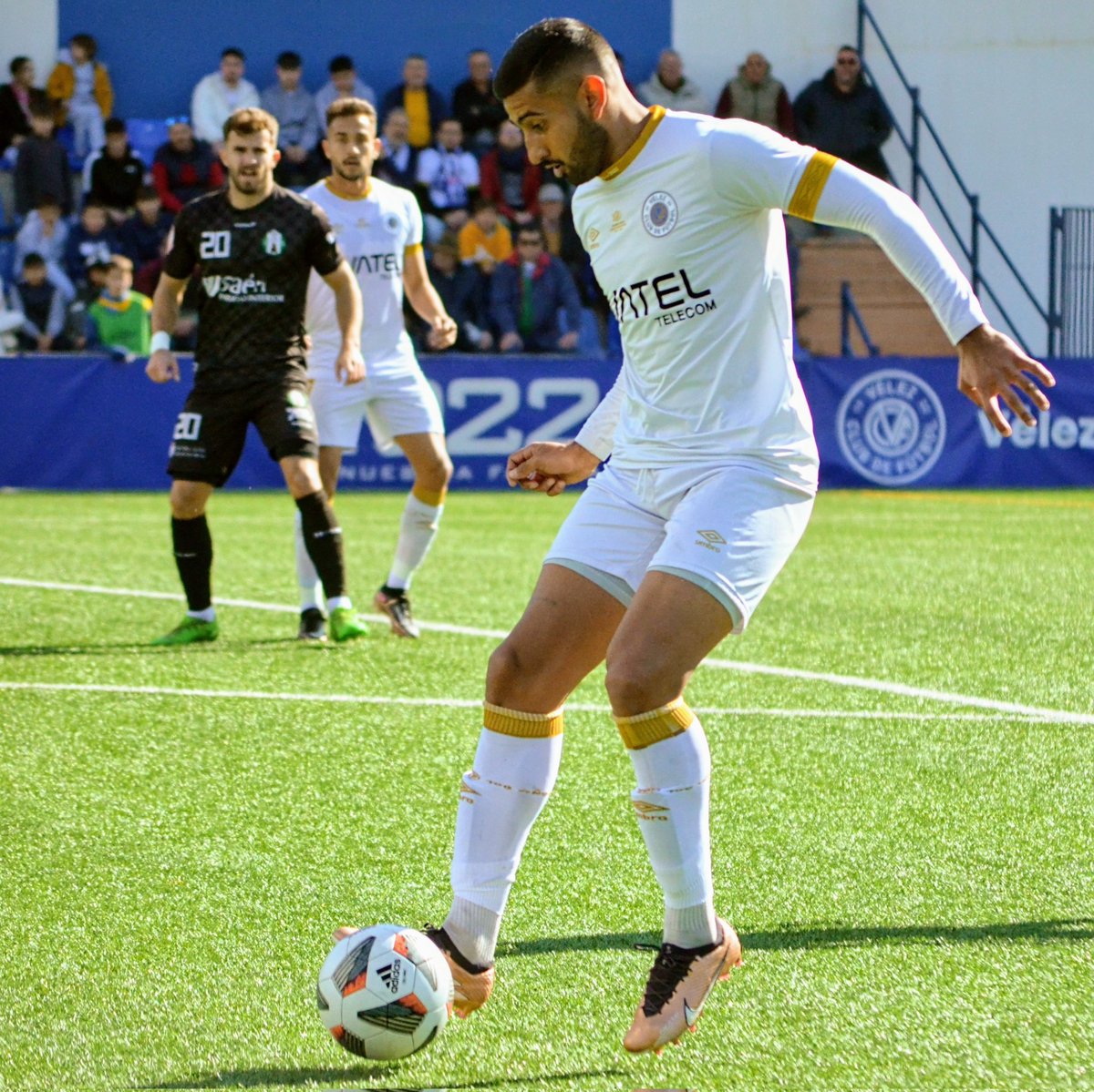 VELEZCFoficial's tweet photo. FOTOGRAFÍAS 📷 Imágenes de la jornada 19 disputada en el estadio Vivar Téllez contra @atmanchareal
#VelezCF 1️⃣▪️0️⃣ #AtManchaReal
🎞️ Galería:
🔗 https://t.co/tL6JsGuwbb
#100AñosJuntos
💙🤍💛🤍💙 https://t.co/bW4tWMvO87