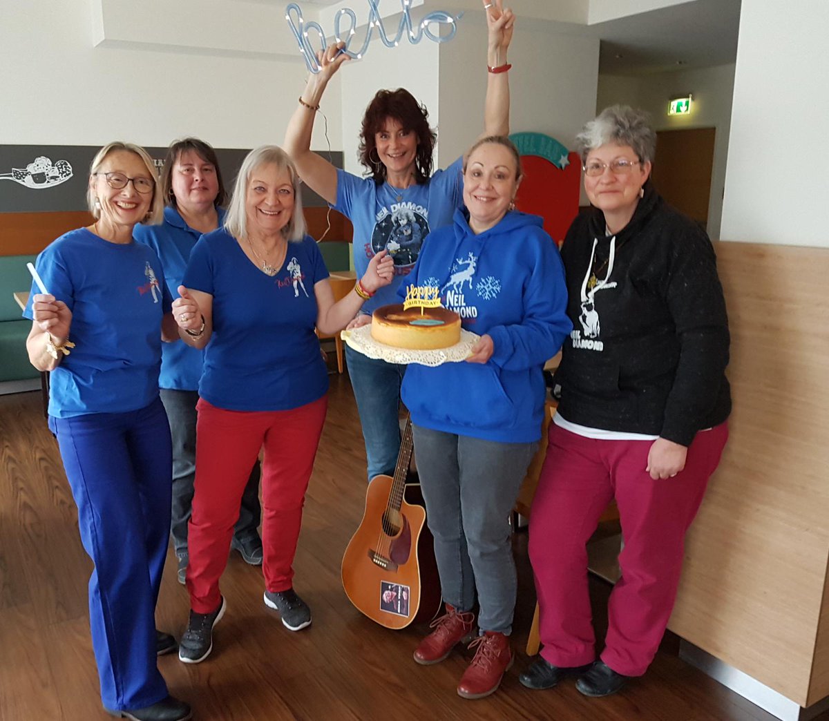 NDiamondFansDE's tweet photo. 😎🎶 For the first time since the Pandemic, German @neildiamond #fans gathered to celebrate #NeilDiamond's birthday, his #music and themselves, January 2023🎉🍾 , VIP table!  #neildiamondforever #neildiamondsongs #somethingblue #ifyouknowwhatimean https://t.co/e0UdbUIwXY