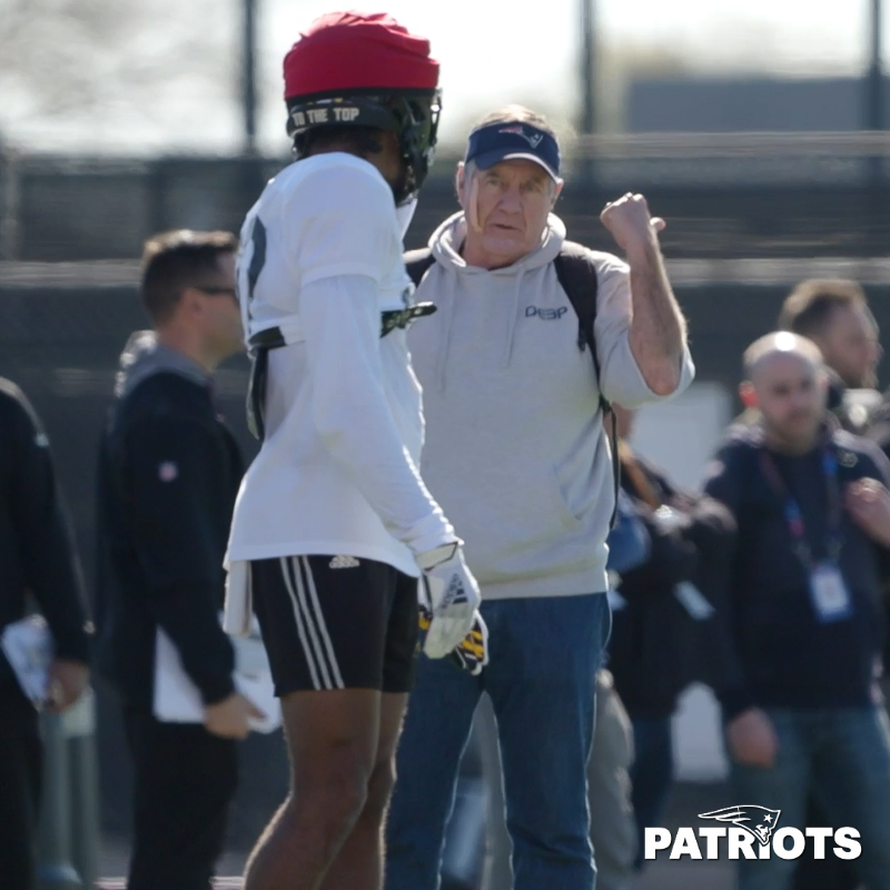 Patriots's tweet photo. Patriots coaches work closely with college prospects during the first @ShrineBowl practice.

@ezlazar’s standout moments from Day 1: https://t.co/RvIWuqAaEd