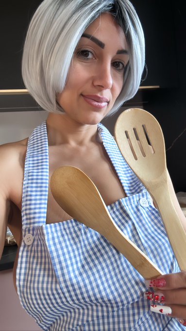 Vous passez un bon dimanche les coquins ? 🥰  Pour moi c'est cuisine aujourd'hui 👩🏼&zwj;🍳 et vous ? https://t