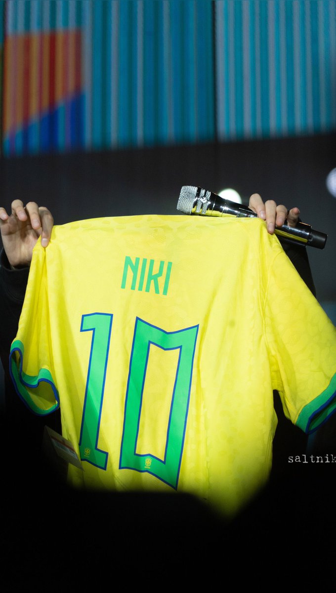 แฟนโปรเจ็คของเอนจีนที่บราซิล ทำเสื้อคอสต้อมเป็นชื่อน้องนิกิ เพราะน้องชอบเนย์มาร์ โห สร้างสรรค์มากๆ น้องนิกิมานถูกใจมากถือเดินอวดเอนจีนทั่วคอน ทั้งหน้าหลังซ้ายขวา ถูกใจน้องจริงๆ น่ารักมากๆ 🥹💖💖💖