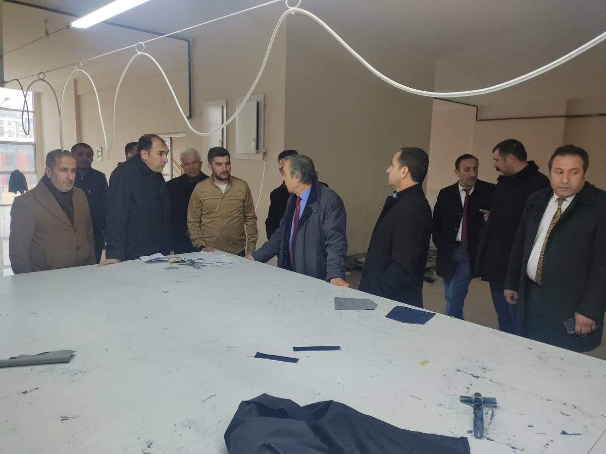 #HediyeTekstil ’i Van Esnaf Kredi Kooperatifi Başkanı İsa BERGE ile birlikte ziyaret ederek çalışanlarımızla hasbihal ettik, sektöre dair istişarelerde bulunduk.

Kadın ve Genç istihdamı başta olmak üzere ilimizde istihdama katkı sağlayan tüm işletmelerimize teşekkür ediyorum.