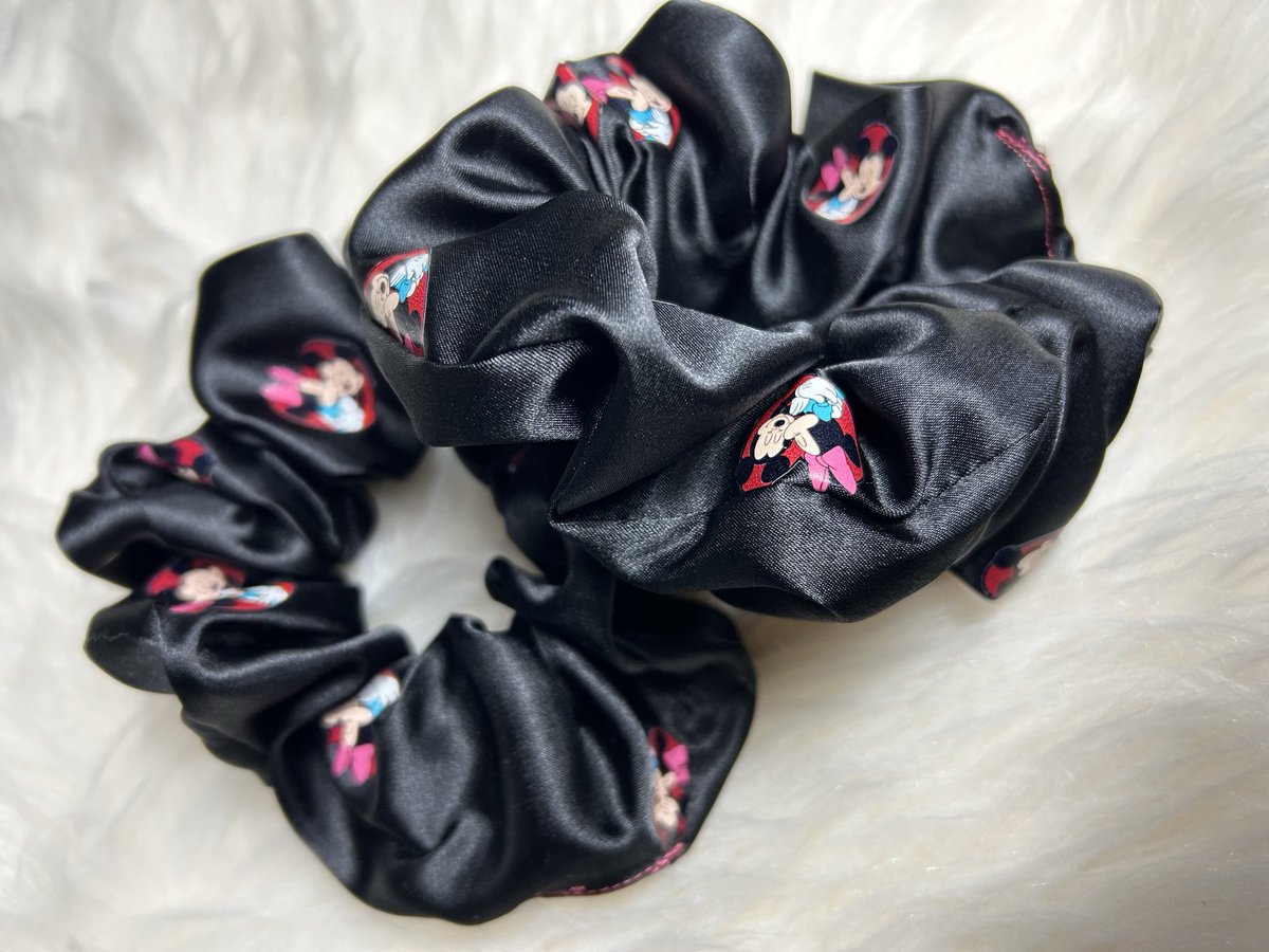 Love is in the air 😘💘 Minnie Scrunchie #minnie  #ajuniquecreationsllc #ReadySetLift #clothingbuisness #scrunchies #viral #hair #haircare #foryou #scrunchie #hairproducts #love #hairtip