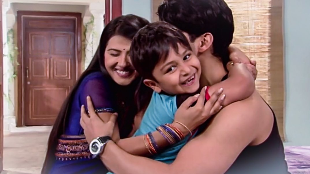Blessing your TL with this happy Family❤️

#punarvivah #Aarya #kratikasengar #gurmeetchoudhary