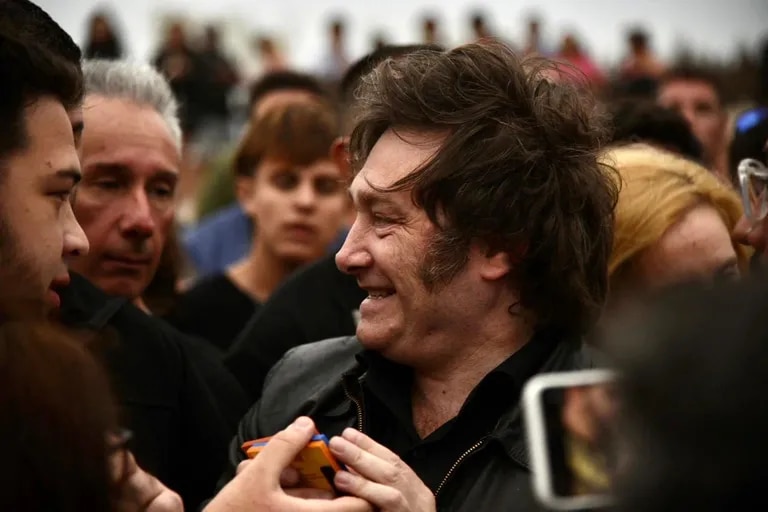 Politica_ln's tweet image. Javier Milei descartó una alianza con Juntos por el Cambio: “Son un rejunte de miserables arrastrados por un cargo” dlvr.it/ShcwBT