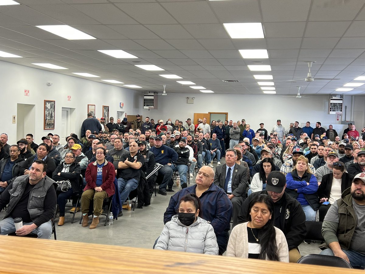 TeamsterSOB's tweet photo. Happening now.. Great Sunday meeting #LU251… Honor and Privilege to swear in the Leadership of 251 but most importantly rank and file interaction ….#Teamsterstrong https://t.co/HmmDycNbpH
