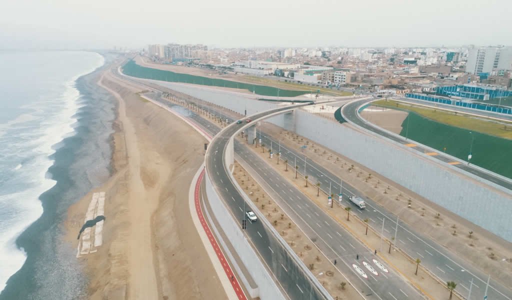 the_transit_guy's tweet photo. Lima, Peru built a literal highway on the beach and it's one of the worst use of a waterfront I've seen. At least there's a nice cycle track? https://t.co/8FwO4O4Nhw