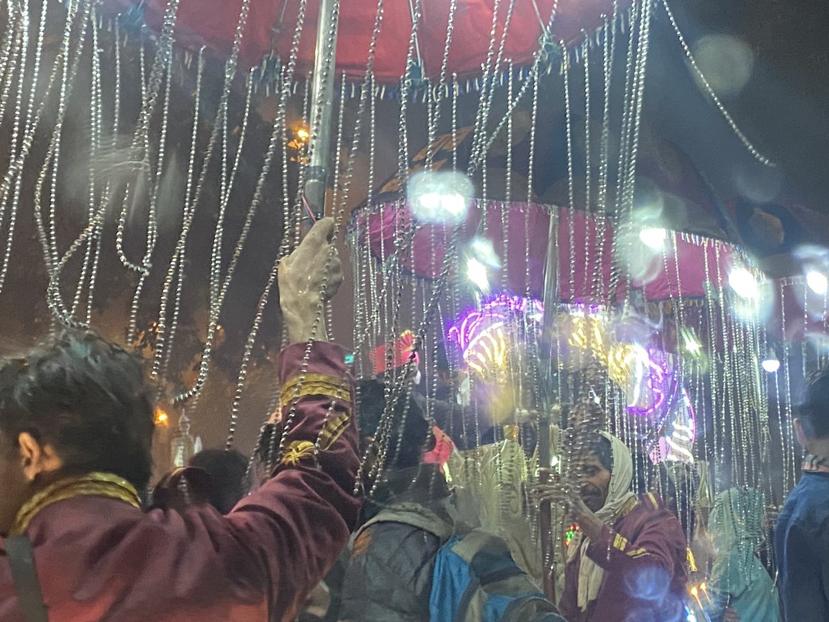 MathewLiz's tweet photo. A rain-drenched baraat! #delhiwinters #WinterRain #RoadsideScenes https://t.co/k7KYESmh9u