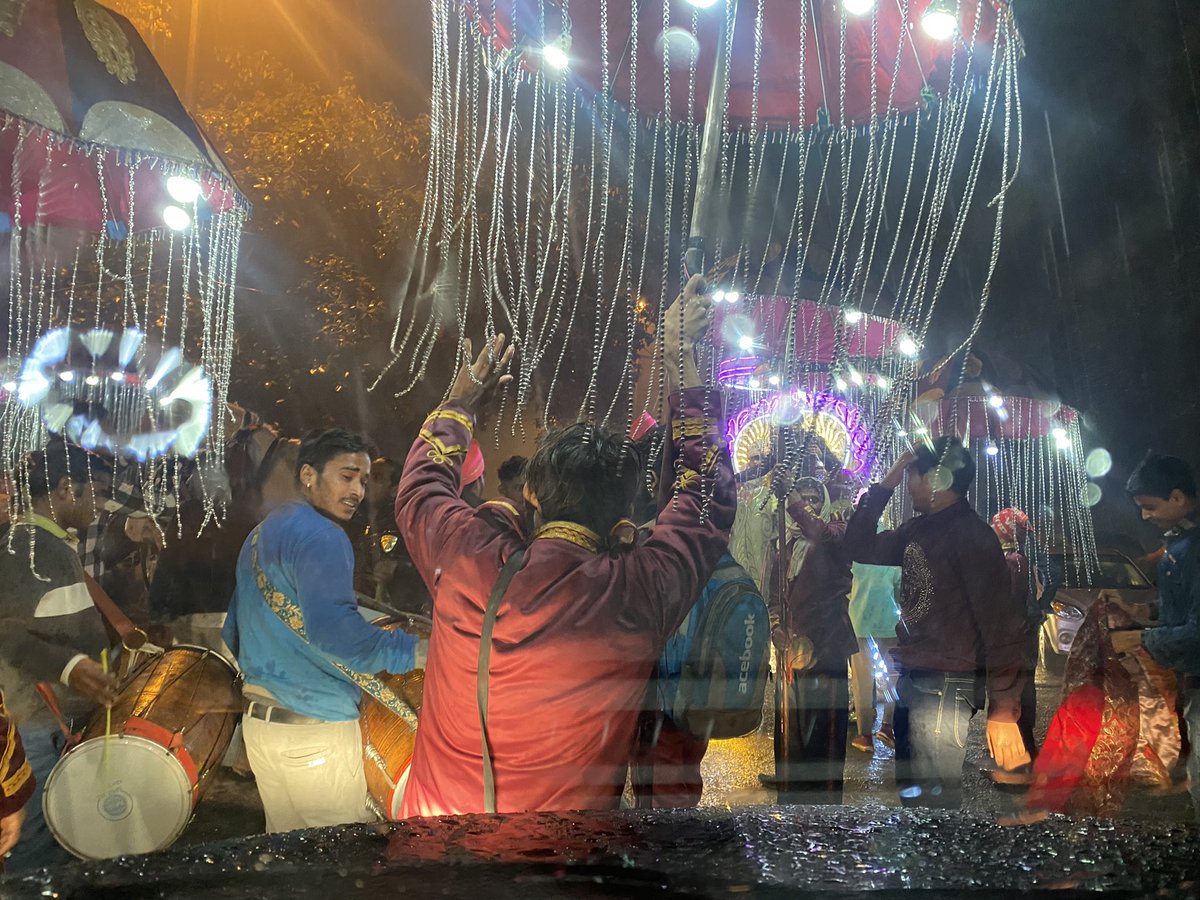 MathewLiz's tweet photo. A rain-drenched baraat! #delhiwinters #WinterRain #RoadsideScenes https://t.co/k7KYESmh9u