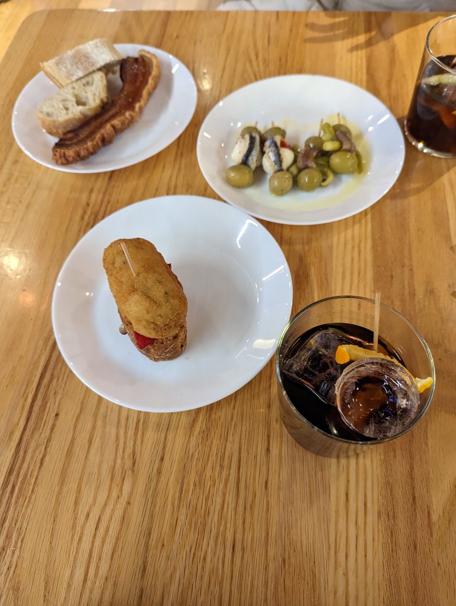 PabloLeonPsi's tweet image. Bilbao, no podíamos despedirnos sin unos pintxos acompañados de un buen marianito #bilbostack2023