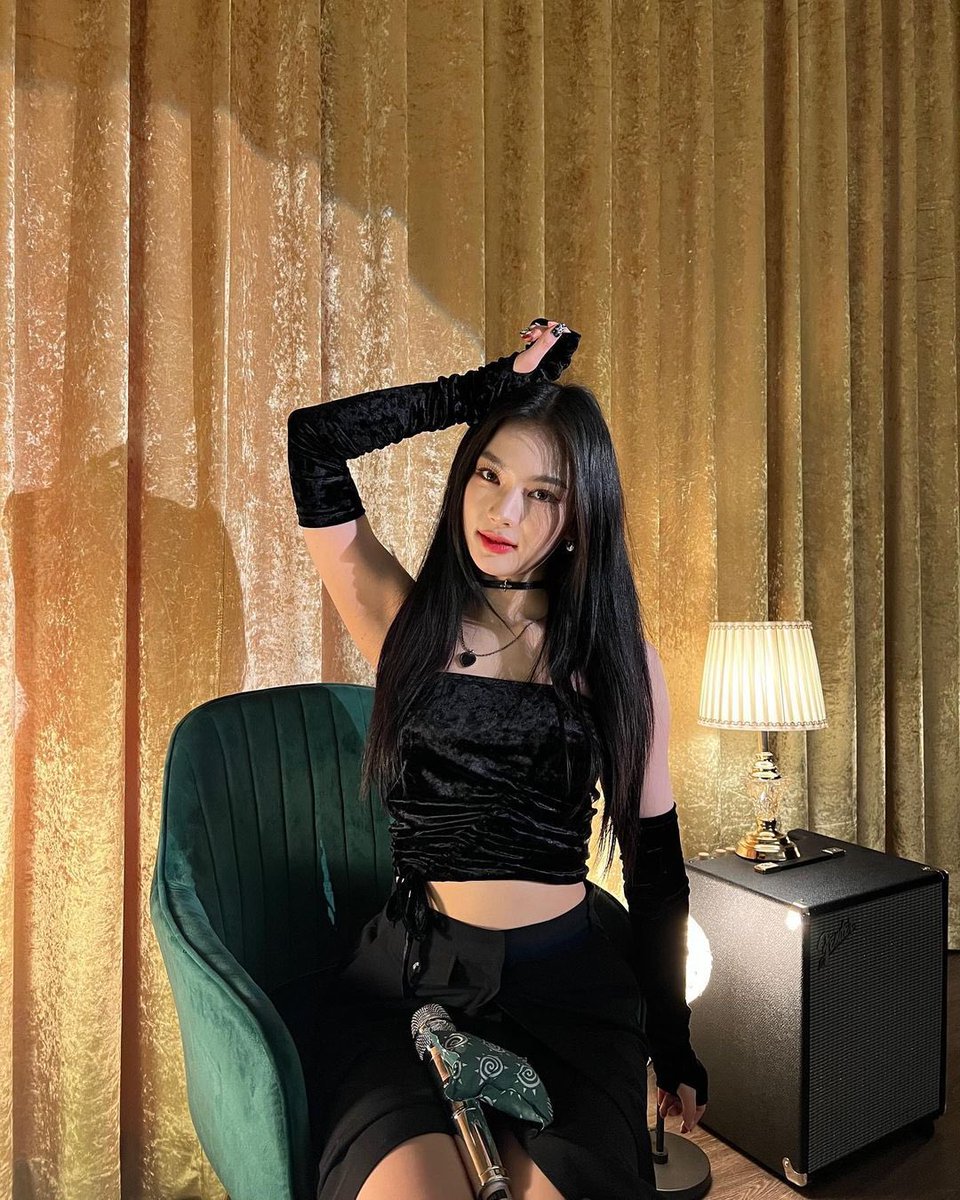 staycaissa's tweet photo. She sang with the voice of an angel, one exhilarating and stunning diety to capture your heart with her delight. Hymns of alluring enchantment that make your heart bloom upon listening to her voice. One to make you think, “If she comes along, I won't think twice.” ᡴꪫ ‧₊˚⊹ https://t.co/n5plhMH425