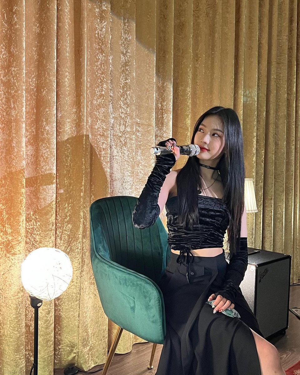 staycaissa's tweet photo. She sang with the voice of an angel, one exhilarating and stunning diety to capture your heart with her delight. Hymns of alluring enchantment that make your heart bloom upon listening to her voice. One to make you think, “If she comes along, I won't think twice.” ᡴꪫ ‧₊˚⊹ https://t.co/n5plhMH425