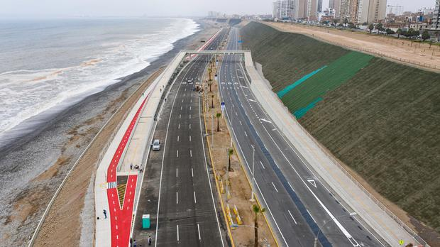 the_transit_guy's tweet photo. Lima, Peru built a literal highway on the beach and it's one of the worst use of a waterfront I've seen. At least there's a nice cycle track? https://t.co/8FwO4O4Nhw
