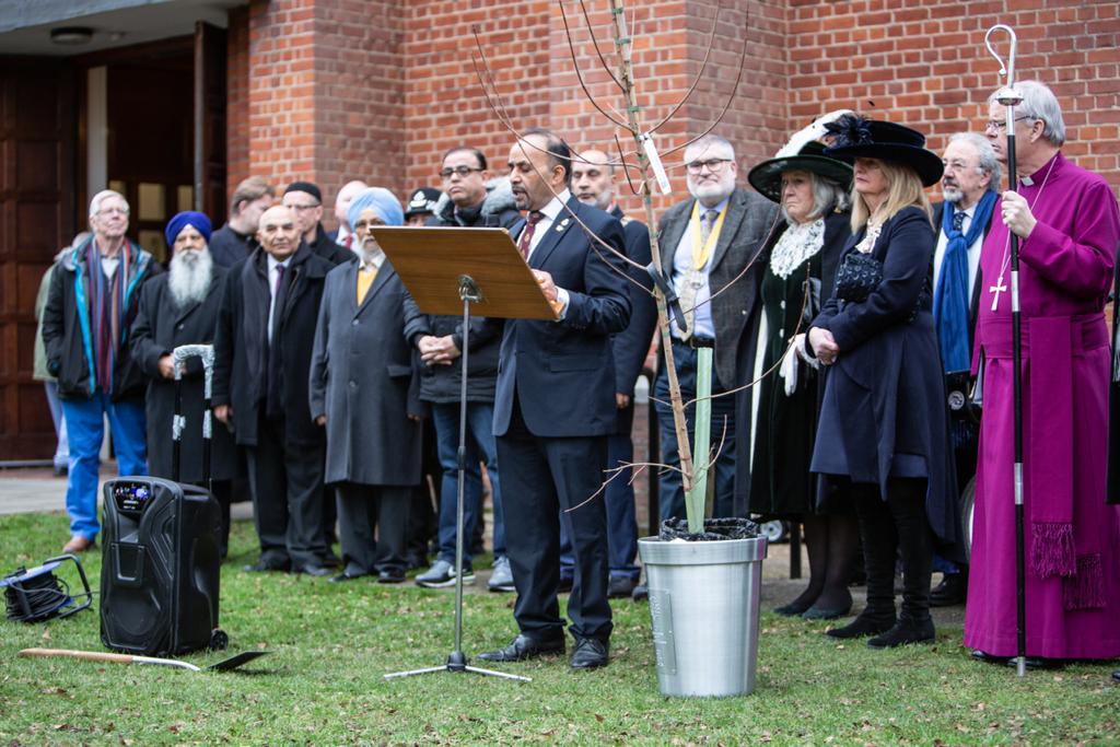 QPCOBEDFORD's tweet photo. An amazing turnout in a cold winter day to plant 'the tree of trees' in memory of Queen Elizabeth II. Thank you @LLieutenantBeds @HighSheriff2022 @DaveTheMayor @YasinForBedford @diostalbans All Saints Church & the community groups which came to support this event @QGCanopy #trees https://t.co/2ffwIvqMlf