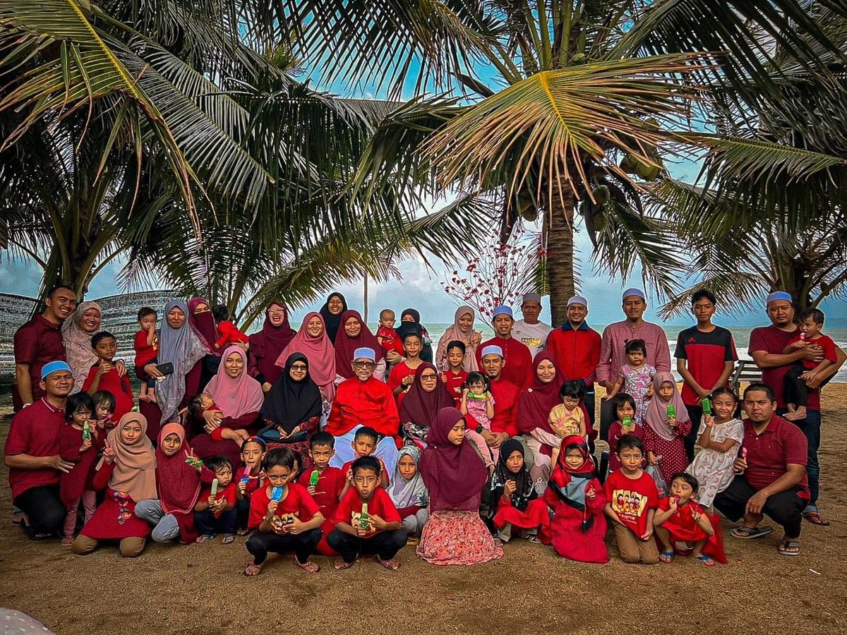 MateenMsian's tweet photo. @Eastcantdark Banyak pahala ayoh chik dgn fitnah abang ni 😂 nah sy belanja gmbr keluarga tom guru. Cari la kut mana yg sama dgn fitnah abang ni https://t.co/4Cnx126Mua