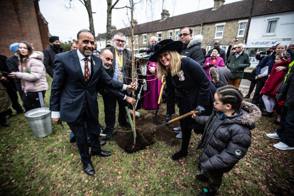 QPCOBEDFORD's tweet photo. An amazing turnout in a cold winter day to plant 'the tree of trees' in memory of Queen Elizabeth II. Thank you @LLieutenantBeds @HighSheriff2022 @DaveTheMayor @YasinForBedford @diostalbans All Saints Church & the community groups which came to support this event @QGCanopy #trees https://t.co/2ffwIvqMlf