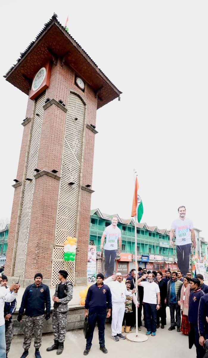 advJayram's tweet photo. Congress leader #RahulGandhi and his sister and party general secretary Priyanka Gandhi on today unfurled the #Tricolour and sang the national anthem at historic #Lal_Chowk in Srinagar.
#congratulationschallenge first 👪 of #Nehru. https://t.co/FHvpxG4ohF