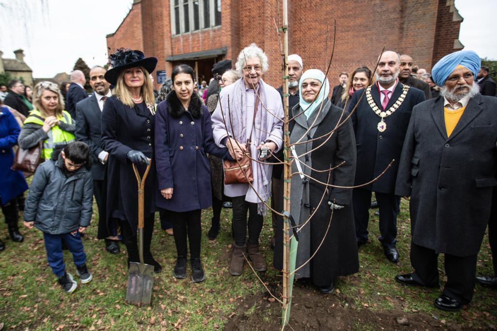 QPCOBEDFORD's tweet photo. An amazing turnout in a cold winter day to plant 'the tree of trees' in memory of Queen Elizabeth II. Thank you @LLieutenantBeds @HighSheriff2022 @DaveTheMayor @YasinForBedford @diostalbans All Saints Church & the community groups which came to support this event @QGCanopy #trees https://t.co/2ffwIvqMlf