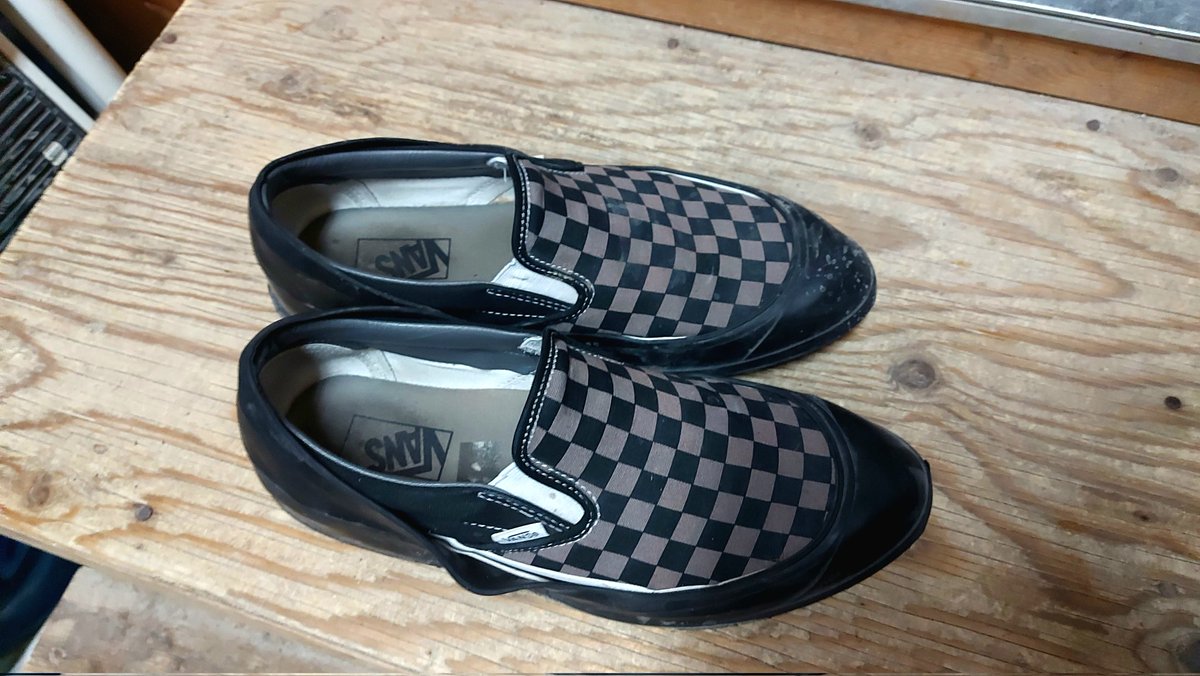 Channel33RPM's tweet photo. My new hack for wearing Vans in winter. Come to me any time for fashion advice and life hacks ... 😀
#vans #overshoes #rubbers https://t.co/GhSaLoXQ8R