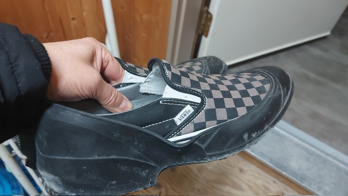Channel33RPM's tweet photo. My new hack for wearing Vans in winter. Come to me any time for fashion advice and life hacks ... 😀
#vans #overshoes #rubbers https://t.co/GhSaLoXQ8R