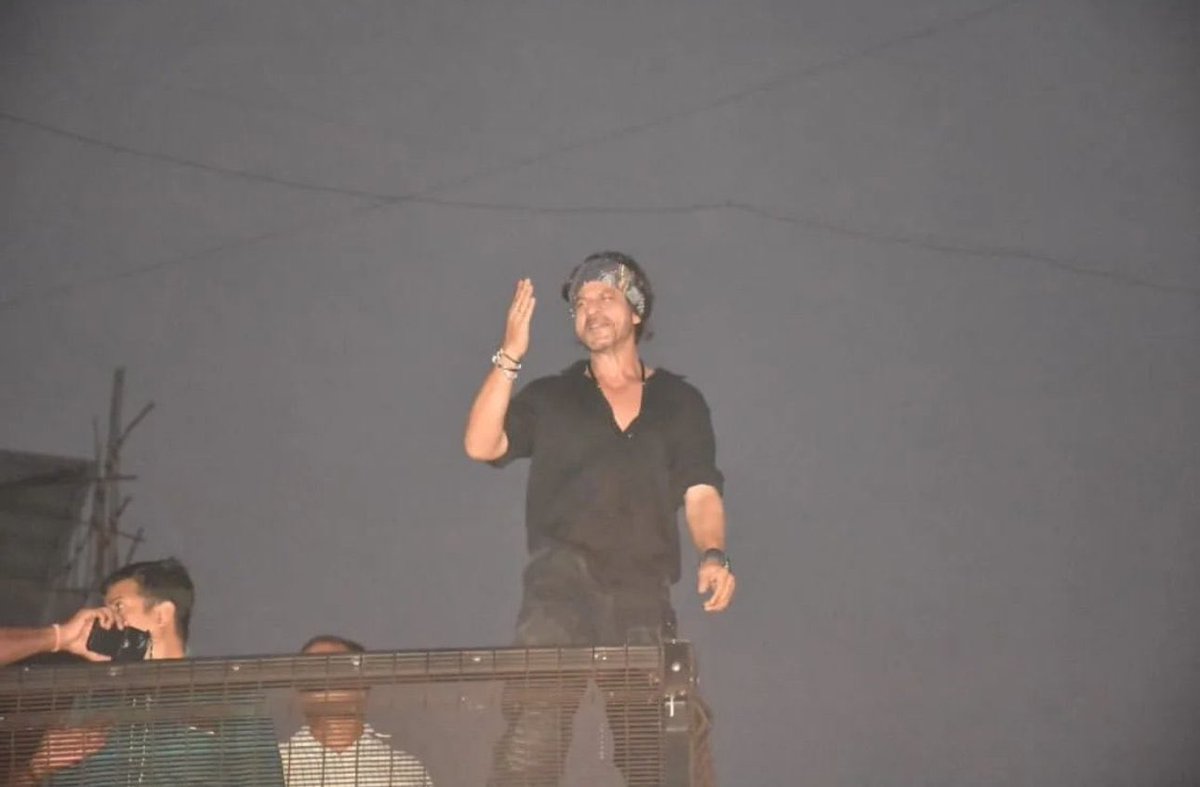 SRKCHENNAIFC's tweet photo. Pics-2: #ShahRukhKhan𓀠 @iamsrk surprise fans outside Mannat &amp; King 👑 Khan thanks everyone for loving #Pathaan ❤️ 

PATHAAN 400 CRORE IN 4 DAYS https://t.co/EWSonjb7tk
