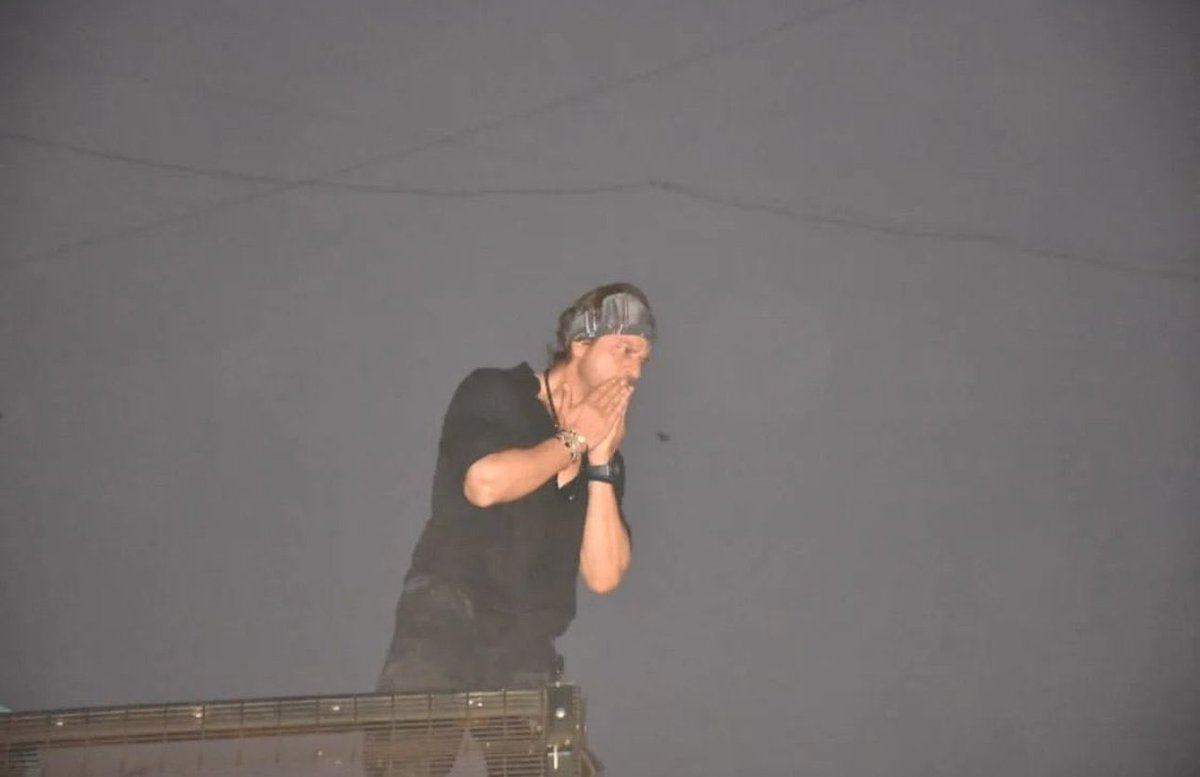 SRKCHENNAIFC's tweet photo. Pics-2: #ShahRukhKhan𓀠 @iamsrk surprise fans outside Mannat &amp; King 👑 Khan thanks everyone for loving #Pathaan ❤️ 

PATHAAN 400 CRORE IN 4 DAYS https://t.co/EWSonjb7tk