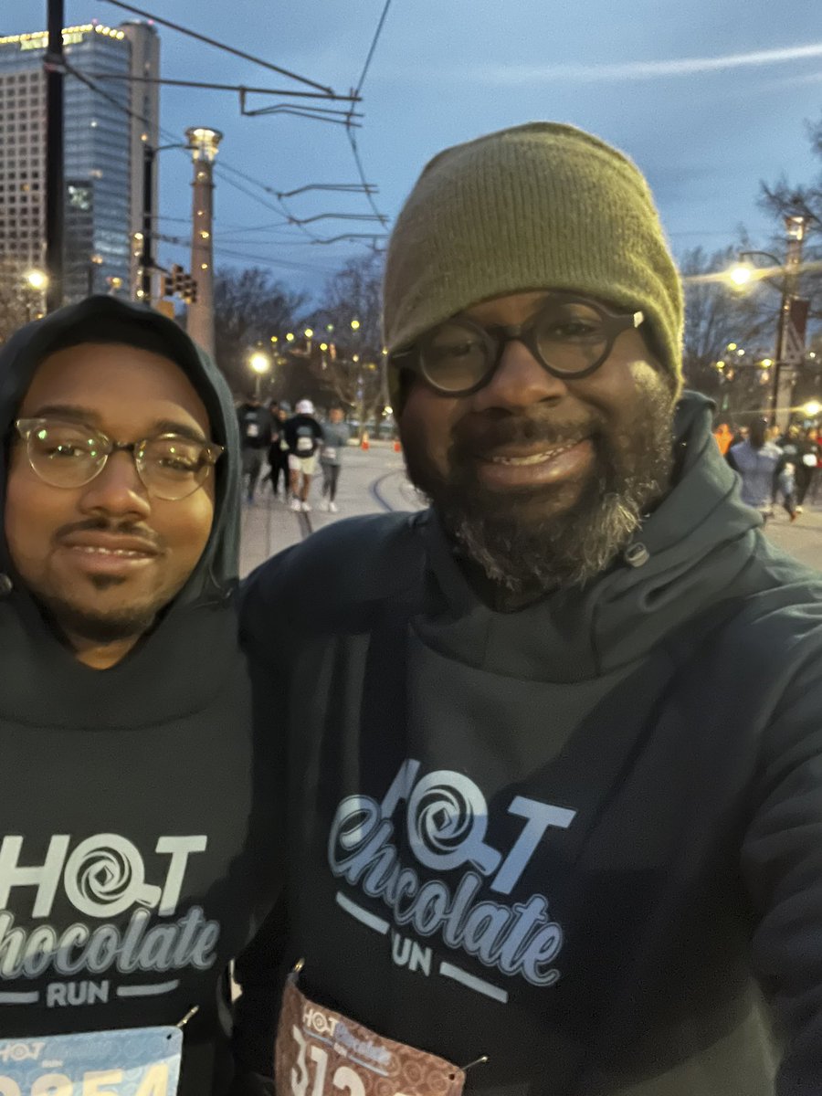 DrCSLPadgett's tweet photo. Today was the #hotchocolate15k What a time! Got done w all 9.3 miles without stopping to walk! Even ran into the great @aplatimore #fitleaders #fiteducator #werunatl #moversandpacers #blackmenrunatl https://t.co/sB7p0rWMal