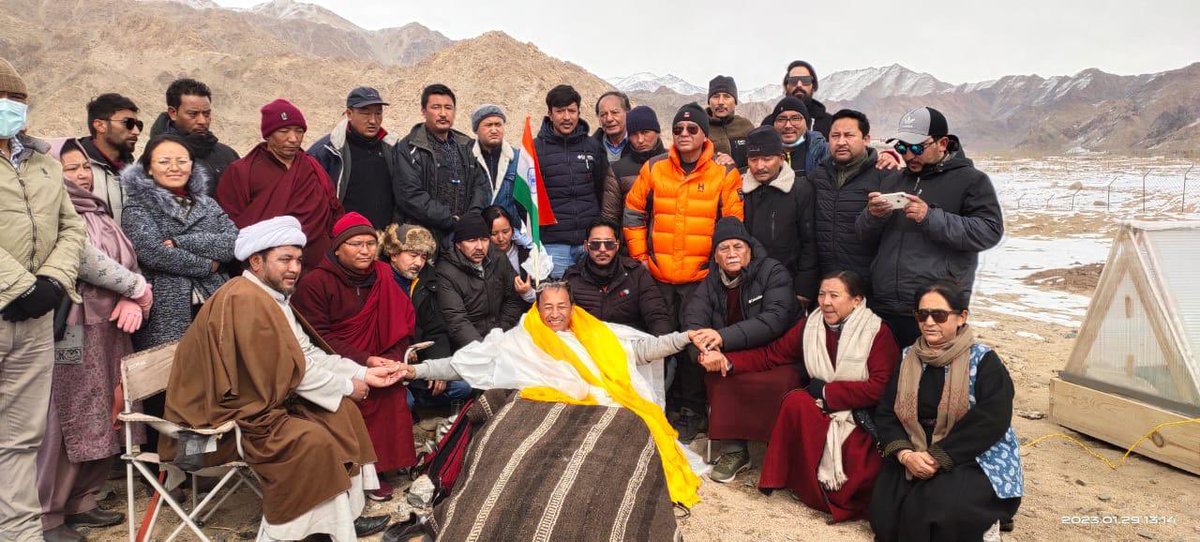 Under the leadership of LBA President Sh Thupstan Chhewang, LBA Youth wing, LBA women wing, All Ladakh Gonpa Association and other religious Org representatives met <a href="/Wangchuk66/">Sonam Wangchuk</a> today to show solidarity with the movement #climatefast 
#6thScheduleForLadakh