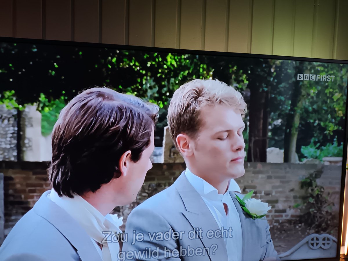 DPMMusic's tweet image. Ik zit ff #MidsomerMurders te kijken   op #BBCFirst. Die jonge gast rechts komt me bekend voor.🤔
Zien jullie (en dan vooral de dames) het ook? 

#WieIsHet ?
Denk dat @Nienkepienke het wel weet 😬