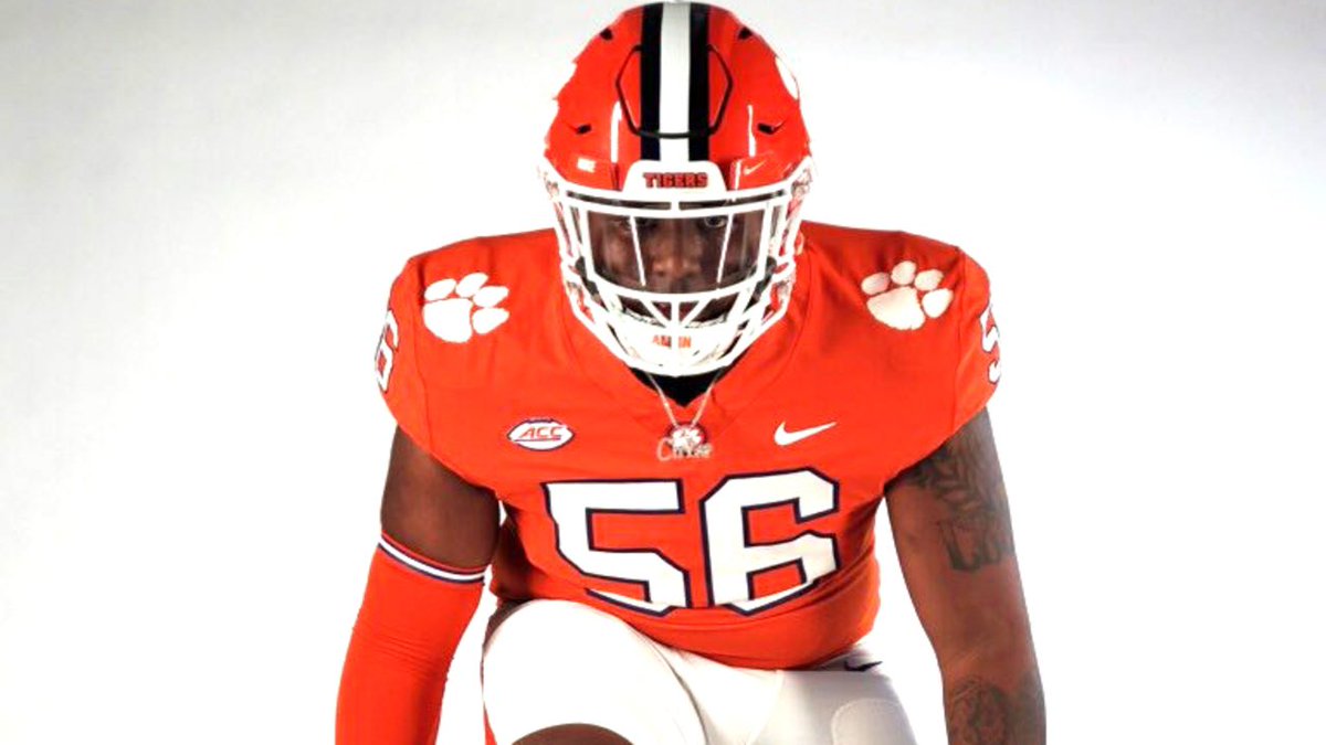 lukewinstel's tweet photo. 4⭐️ @iam_champ7 commits to #Clemson on Elite Junior Day:

Thompson stands out because of his ability to pressure the QB from any spot on the DL. He displays a rare ability to blow up run plays consistently with his combination of get-off &amp; physicality.

📚 https://t.co/mzO8ed3IZs https://t.co/7Ekjq8rKoq