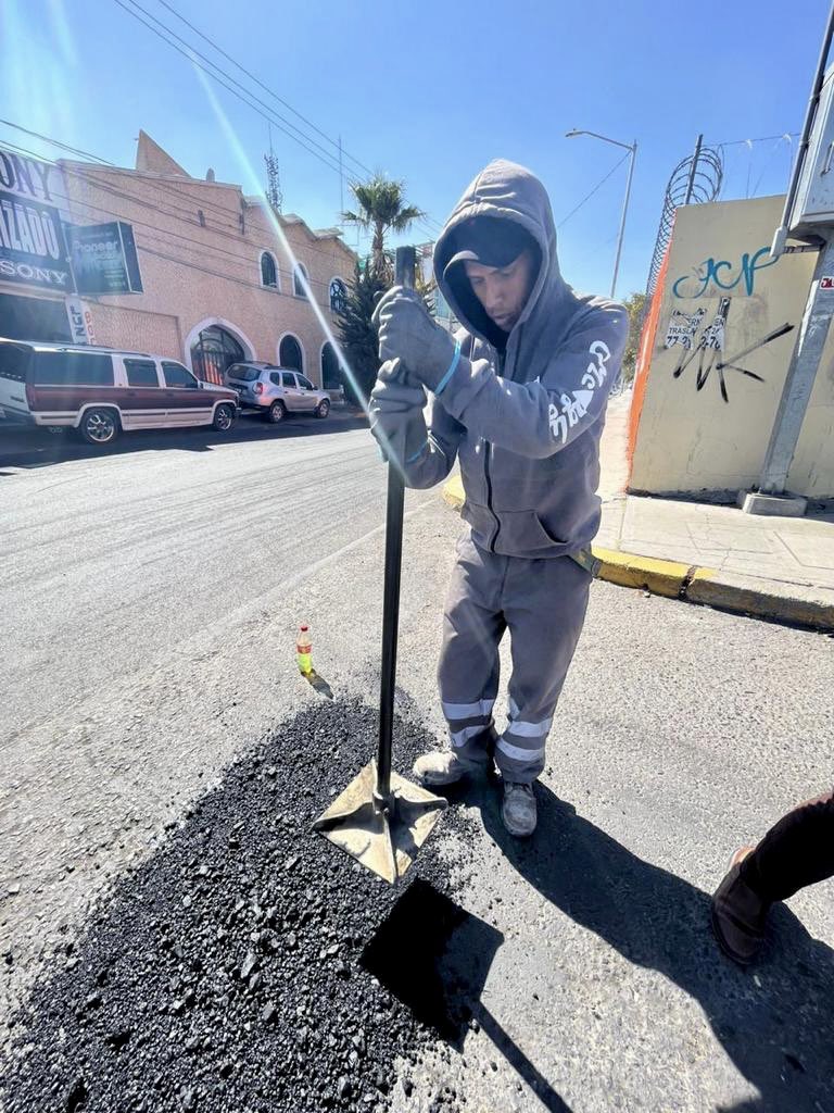 sergiobanosr's tweet image. Familia, las acciones del #ProgramaDeBacheo 👷🏻‍♂️ continúan, en esta ocasión atendimos la calle Paseo Toltecas, en el fraccionamiento Aquiles Serdán 🛣️. 

#CumpliendoPorTuFamilia ✅👨‍👩‍👧‍👦