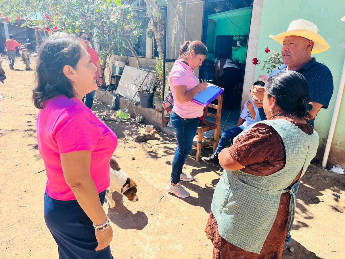 🌸 En Santa Lucía Ocotlán, continuamos con el programa de #ApoyoComunitario, un abrazo de corazón a corazón para todas aquellas y aquellos que lo requieren.

La #OlaRosa sigue su paso para seguir sumando a la transformación de nuestro estado.