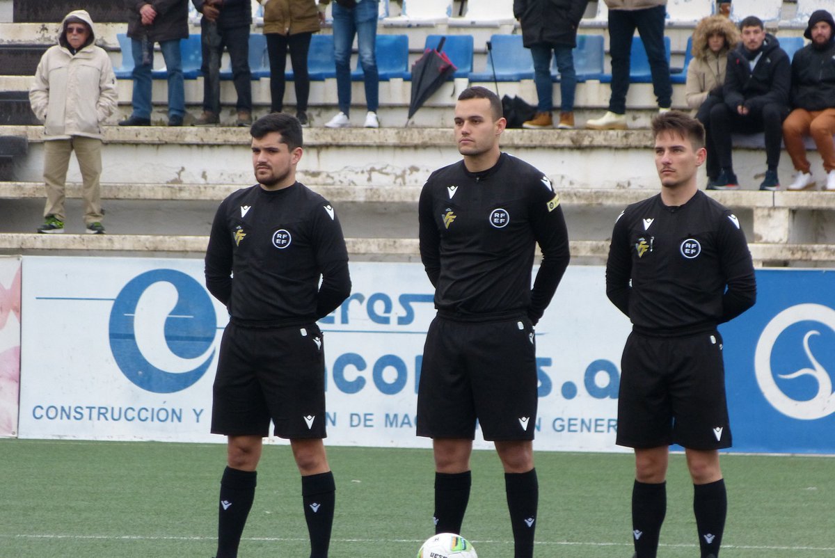 ontinyent1931cf's tweet photo. 🖤 Minut de silenci per Juan Ureña, ex-jugador de l'Ontinyent CF, company de membres de la junta directiva actual. https://t.co/KKXZ8q1Zl0