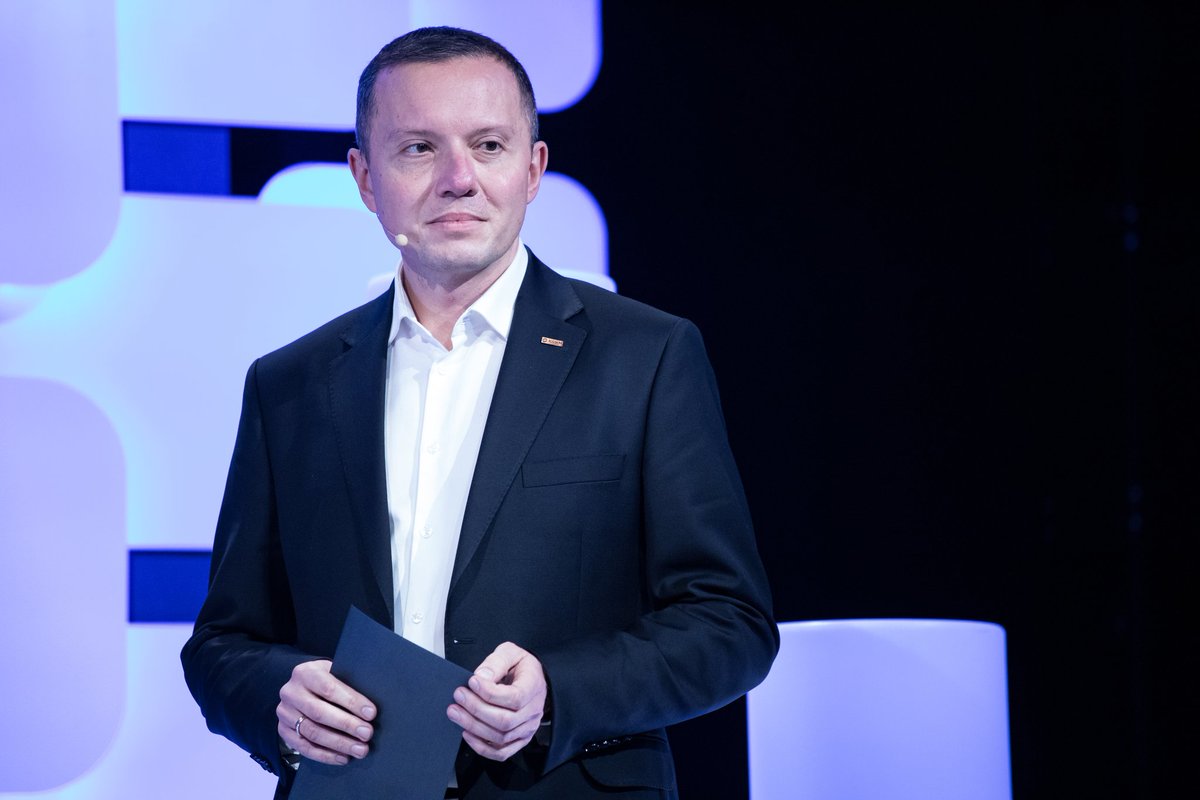 KGHM_SA's tweet photo. Blisko 400 uczestników, 40 godzin kodowania i liczne innowacyjne projekty - za nami III edycja hackathonu KGHM #CuValleyHack 🙂
Nagrody laureatom wręczył prezes #KGHM @TomaszZdzikot https://t.co/5livzKj7gT