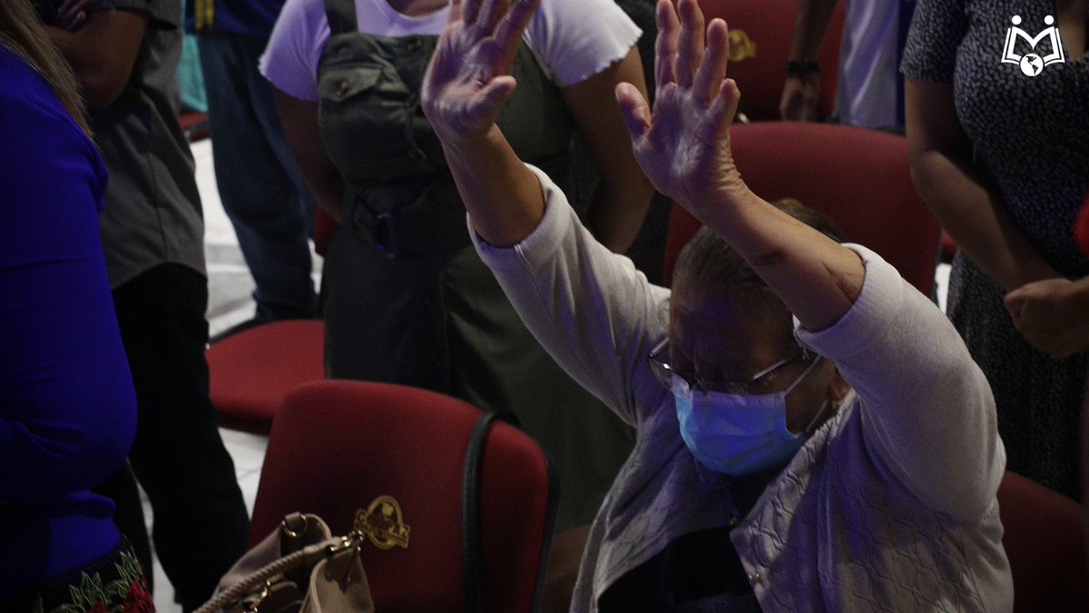 IglesiaCompaz's tweet photo. Levantamos nuestras manos en adoración a Dios, que cada persona adore al Rey de Reyes y Señor de Señores. #PoderosoDios #MiDomingoNoEsNegociable https://t.co/pG1aNTt3G5