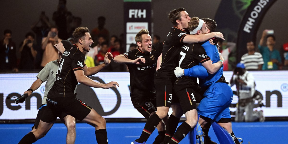 TeamD's tweet photo. 🏆 WEEELTMEISTERRR!!! 🏆
Seid ihr irre?! Die #Honamas gewinnen das WM-Finale gegen Belgien 🇧🇪 mit 5:4 im Shootout! 🔥
Nach 0:2-Rückstand gehen die Hockey-Männer in 3:2-Führung und kassieren in der letzten Sekunde den Ausgleich. 🤯🍾

#TeamD #WirfuerD #Hockey #Weltmeister https://t.co/iDqnOUTNb1