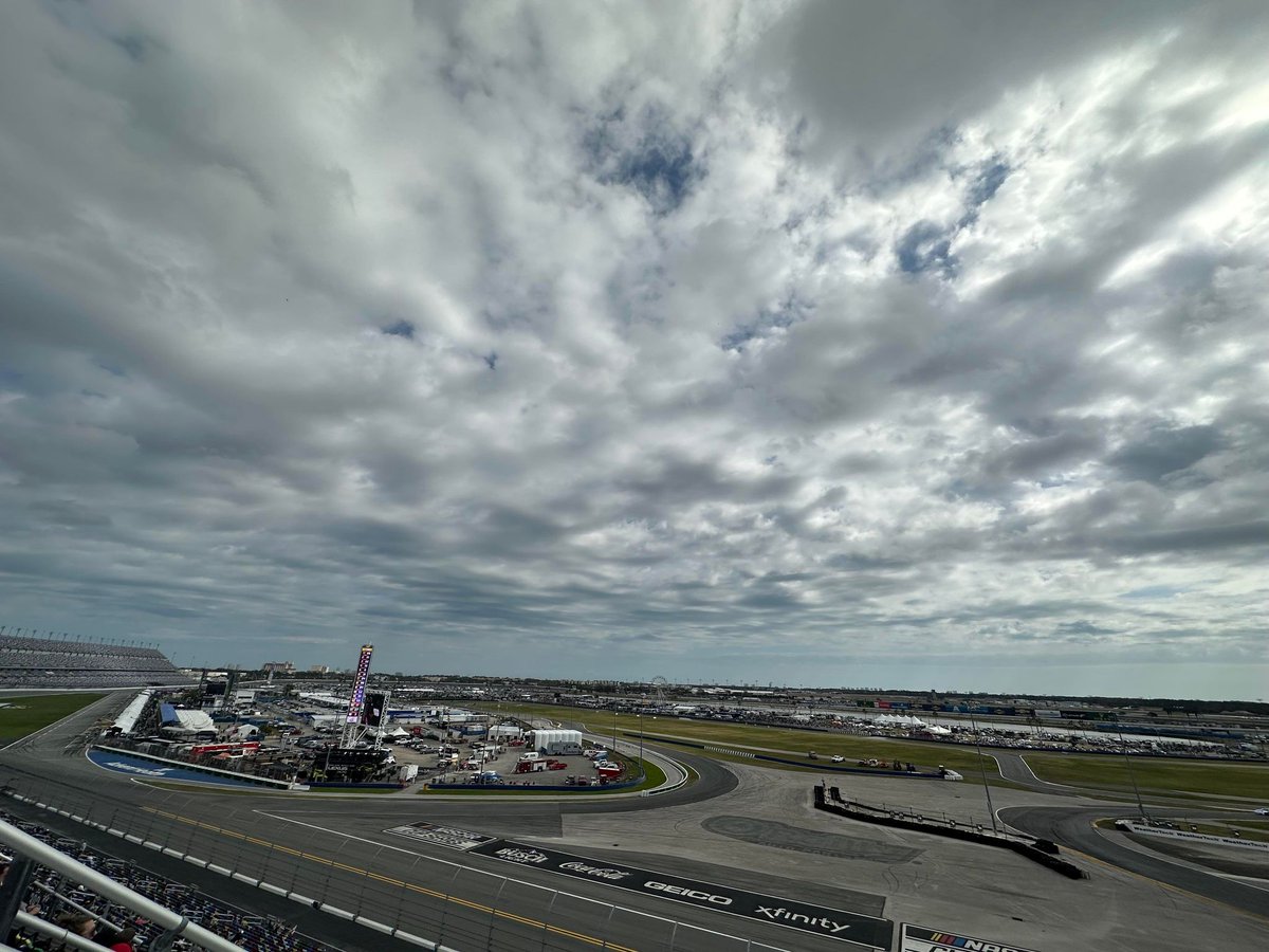 radiolemans's tweet photo. Odd sky but don't think it's going to rain
#imsa
#laterain https://t.co/4YE7Y7TpWY