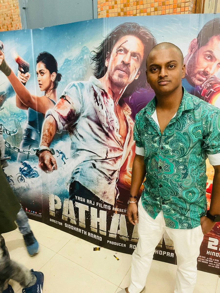 SRKCHENNAIFC's tweet photo. Pics: LUCKNOW mein Pathaan ne maahol blockbuster kar rakha hai. 😍

SRK fans from @SrkLucknowCfc1_ watched #Pathaan again! 

#ShahRukhKhan𓀠 @iamsrk @yrf #YRF50 

PATHAAN 400 CRORE IN 4 DAYS https://t.co/KRI8rbf9q9