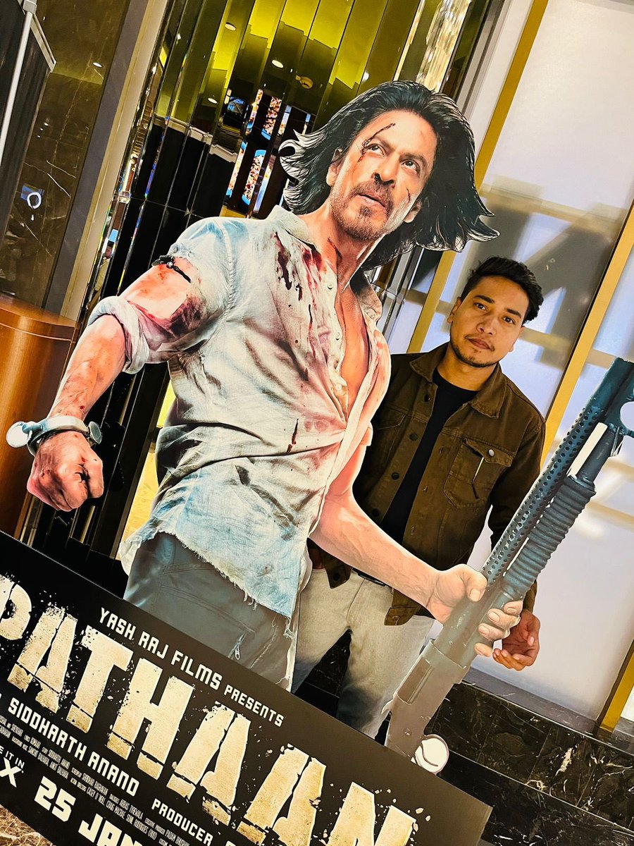 SRKCHENNAIFC's tweet photo. Pics: LUCKNOW mein Pathaan ne maahol blockbuster kar rakha hai. 😍

SRK fans from @SrkLucknowCfc1_ watched #Pathaan again! 

#ShahRukhKhan𓀠 @iamsrk @yrf #YRF50 

PATHAAN 400 CRORE IN 4 DAYS https://t.co/KRI8rbf9q9
