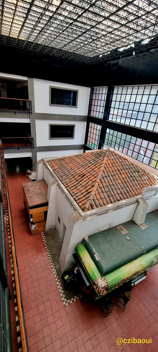 czibaoui's tweet image. Esta capilla fue construida en pleno centro de #Maracay aprox. en 1.892. El centro comercial más de 100 años después. 
La Capilla estaba en ruinas.  Fue restaurada y el centro comercial se diseñó por encima para preservar este patrimonio. 
Excelente iniciativa 
@IdeasMaracay