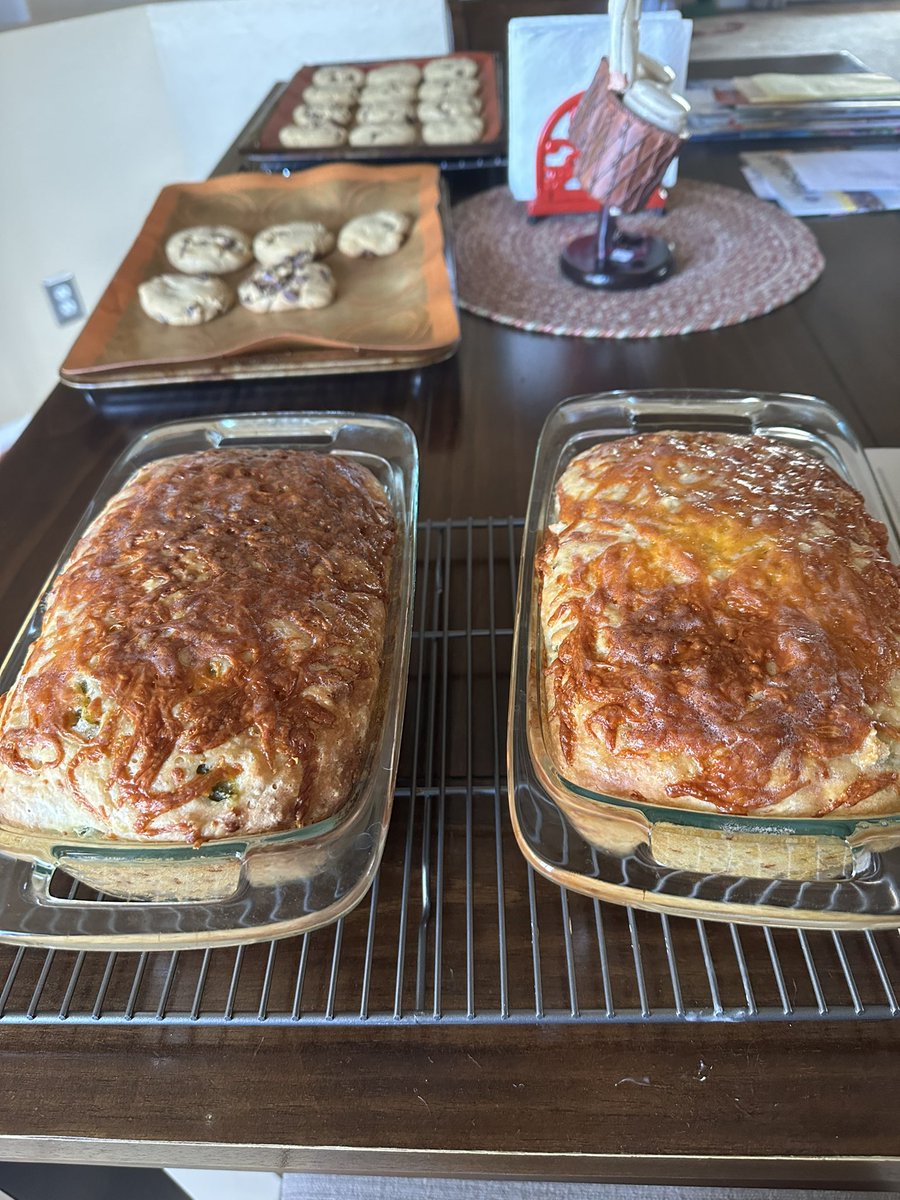 mamachili4's tweet image. How I’ve been spending my day 😎
#SundayFunday #bread #bakebread #homemade #cookie #peanutbutterchocolatechip