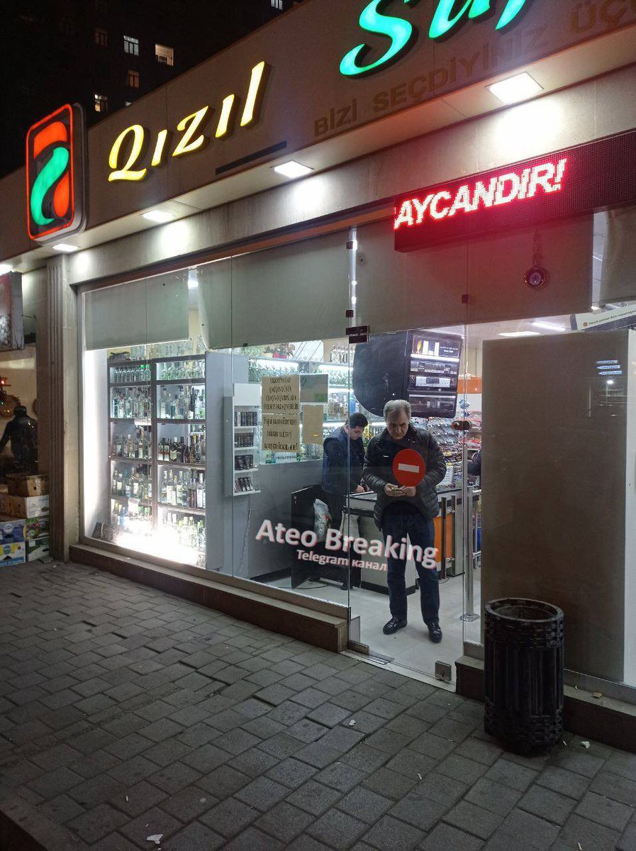 officejjsmart's tweet photo. Baku, Azerbaijan🇦🇿: The sign on the grocery store door says "Ukrainian 🇺🇦 refugees (women and children) food for free.”

👏🥹👏🥹👏🥹👏 https://t.co/vuj7ZufHEa