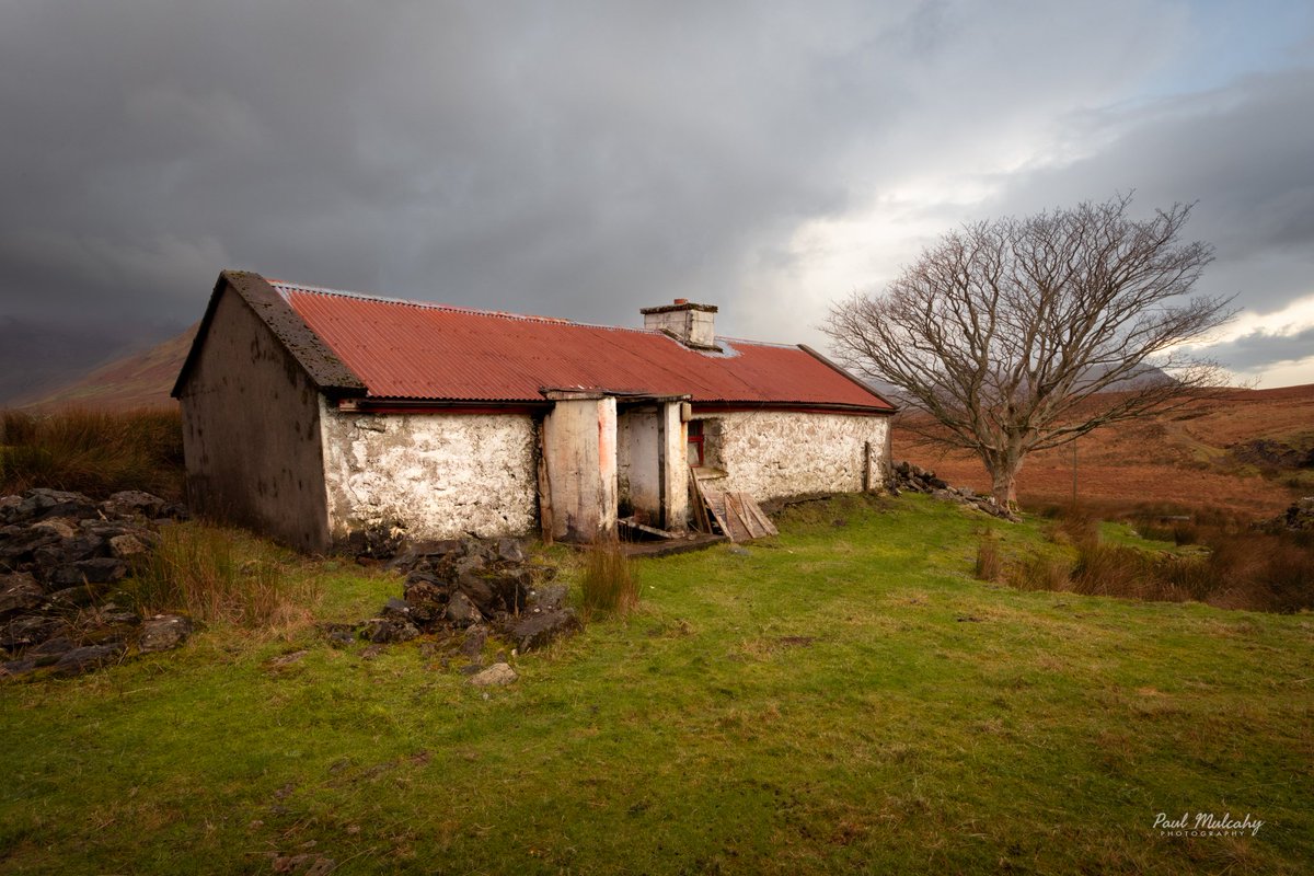 #Connemara #galway #rural #landscape #cottage #irishphotography
@galwaytourism @the_full_irish_ @irishdaily_ @deric_tv