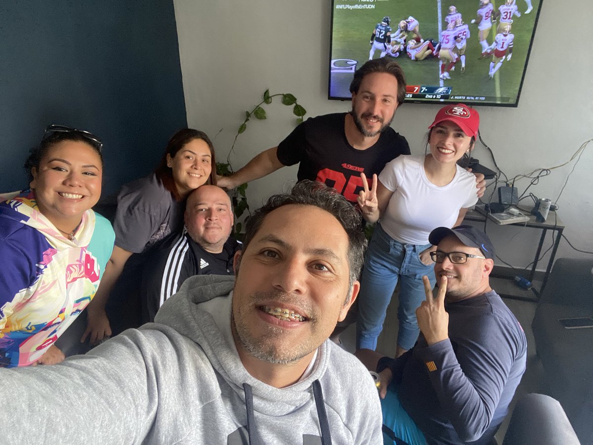 YoLajud's tweet photo. #NFLPlayoffsEnTUDN apoyando a mis 49’ers de toooooda la vida!!! https://t.co/n6BwOndyWs