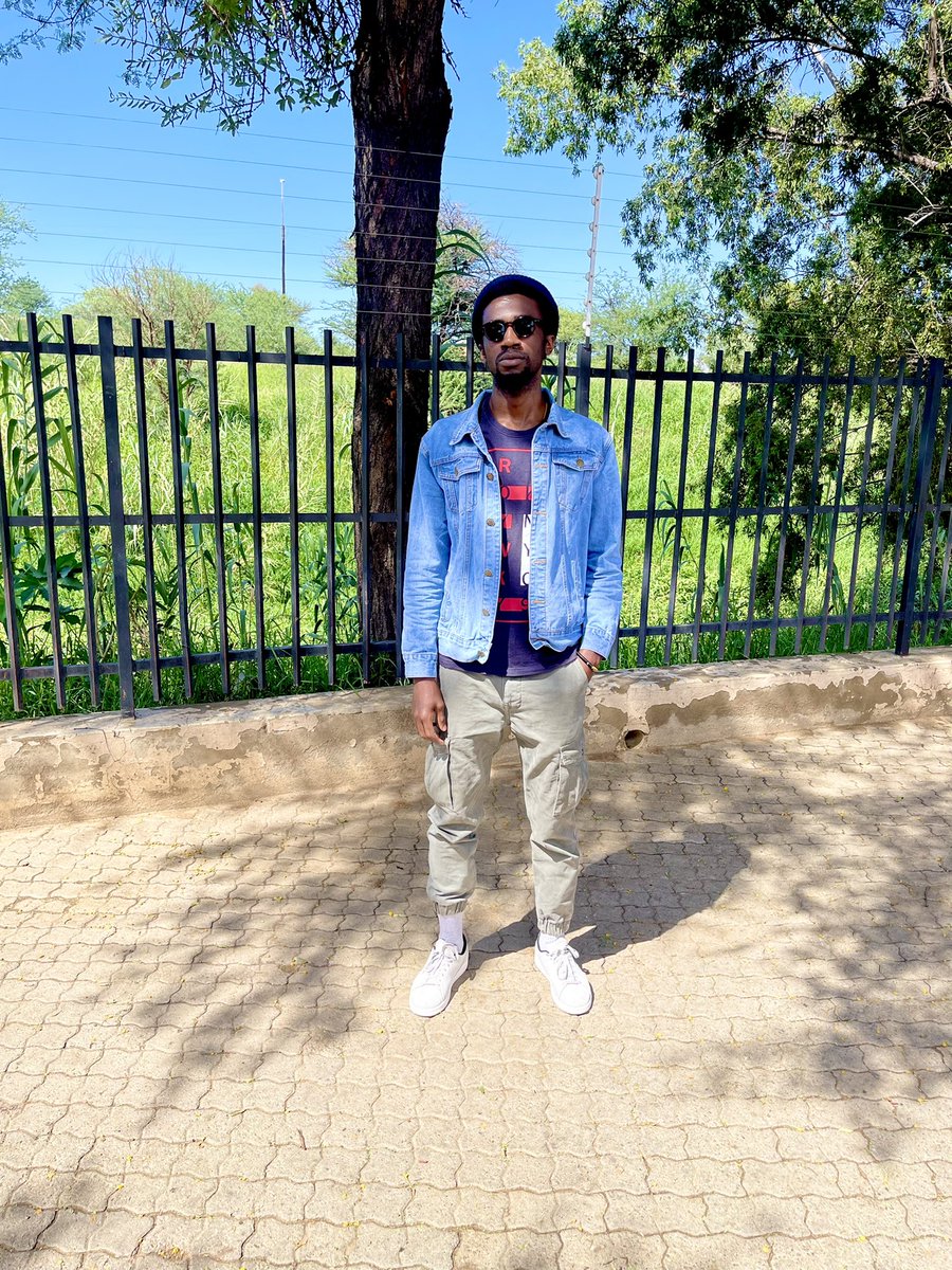 Tate Kwela slaps on a Sunday afternoon… Vibing in the Old Location, listening to NamJazz. 

John Muafangejo pieces adorn the walls, now I’m thinking… Imagine vibing in the 50s ☺️