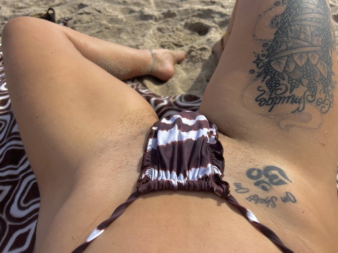 tanning with the bush out ✨ https://t.co/HlNfQl9yei