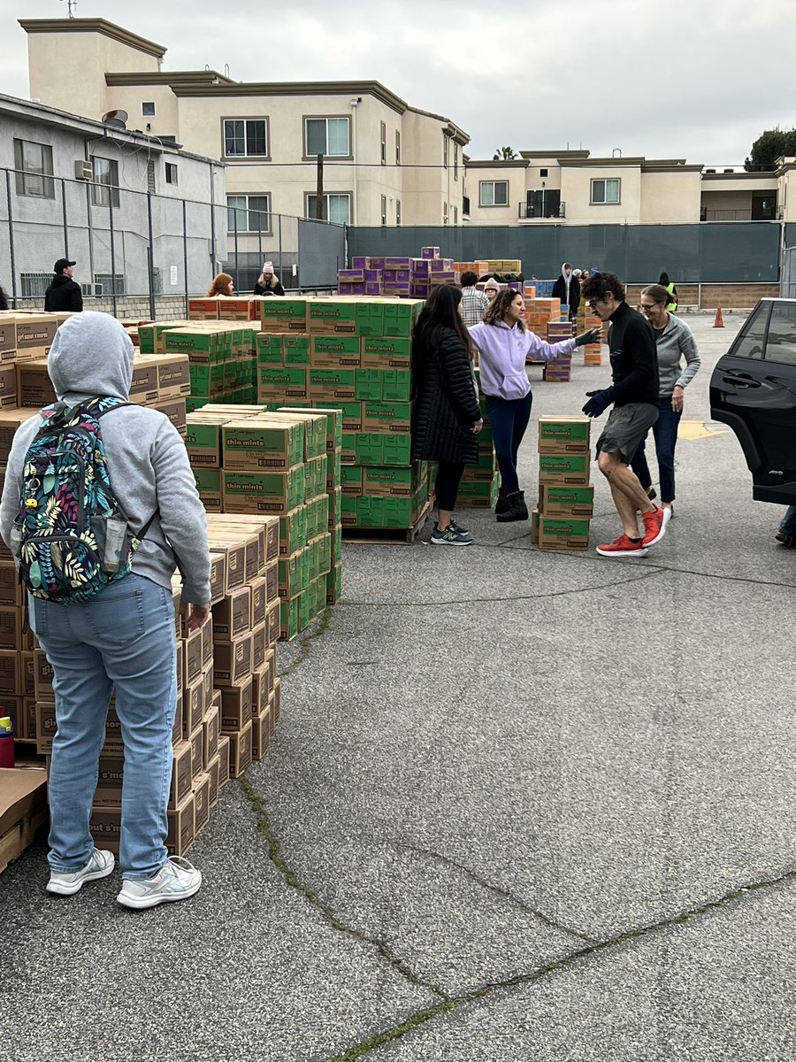 Rossfilms's tweet image. Girl Scout Cookie Pick up this morning! #MmmmmSamoas #ThInMints #yumm