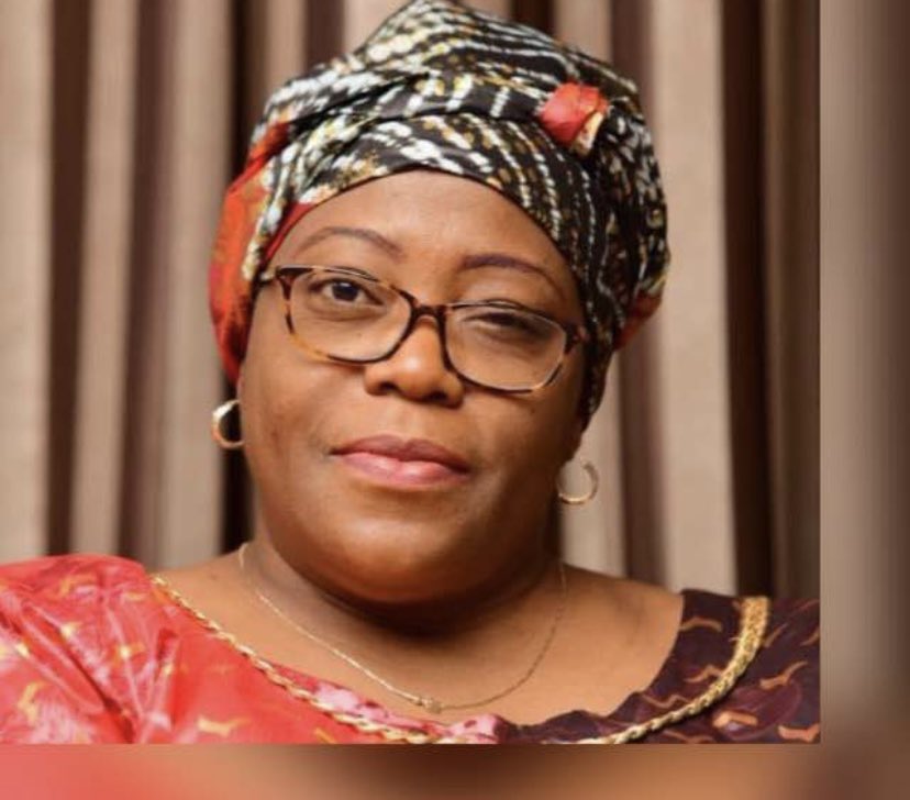 hababuc's tweet image. Représentante de Me.@belilunt ,Présidente du @r2congo à la cérémonie d’échange de vœux par la voix des oubliés . Remise de diplôme de reconnaissance/partenariat VDO et R2Congo.